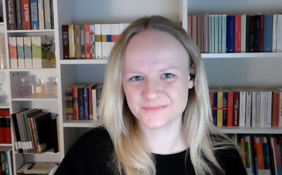 Stefanie Weiss in front of bookshelves during an online German lesson